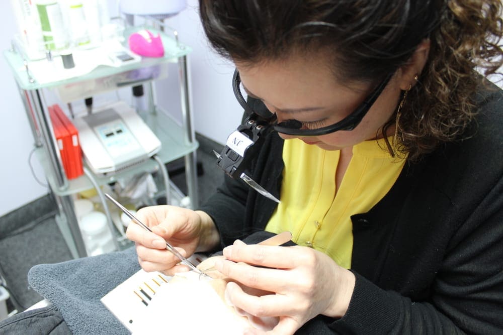 Lashes technician doing lash extension